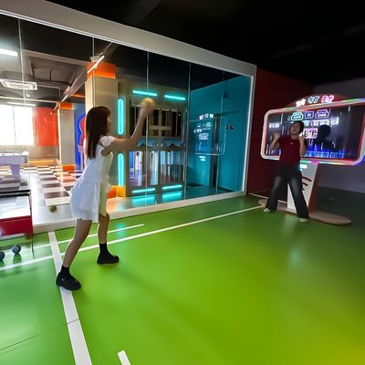Хорошая цена Многочисленные люди играют друг против друга в командную игру против игры попадания целей онлайн