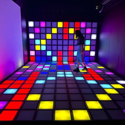 Хорошая цена Кирпичный танцевальный пол Свет интерактивный светодиодный пол 30х30 см Активная игра для внутренних помещений онлайн