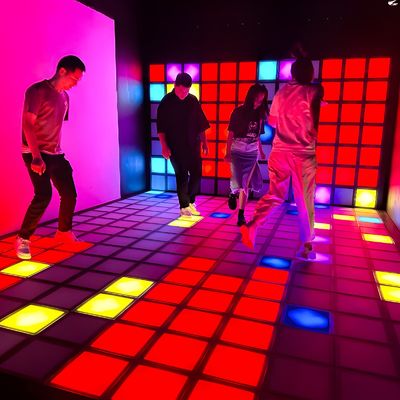 Хорошая цена Скачущая игра LED танцевальная плитка Интерактивная игра Super Grid онлайн