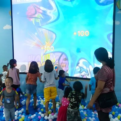 Хорошая цена Интерактивная проекционная игра для игровых площадок в помещении с 35 играми, яркостью 3400 люмен и разрешением 1024 * 768. онлайн