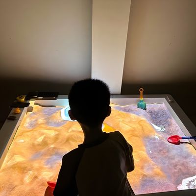 Хорошая цена Интерактивный проектор песочницы Ar Games Smart Интерактивный проектор песочного стола онлайн
