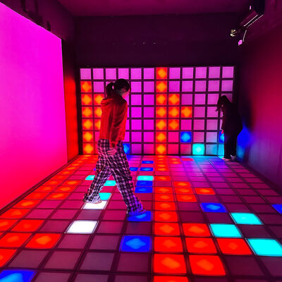 Хорошая цена 30x30 см RGB цветовой интерактивный светодиодный пол с 1000+ уровнями для игровых залов и танцевальных площадок онлайн