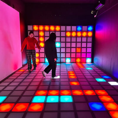 Хорошая цена 30x30 см RGB освещение Интерактивный светодиодный пол с многопользовательскими режимами игры для торговых центров и игровых площадок онлайн