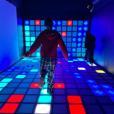 Хорошая цена 30x30 см RGB интерактивный светодиодный пол с 1000 уровнями для детей и развлечений онлайн