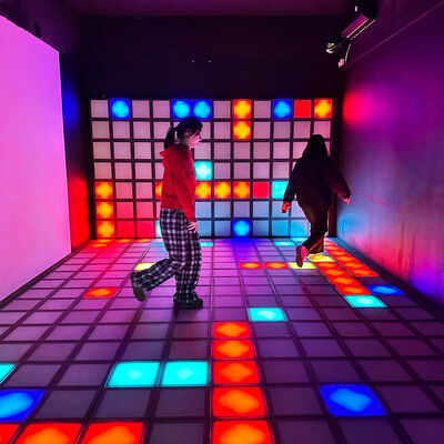 Хорошая цена 30x30 см RGB интерактивные светодиодные напольные плитки с многопользовательскими режимами игры для внутренних видов спорта и парков развлечений онлайн